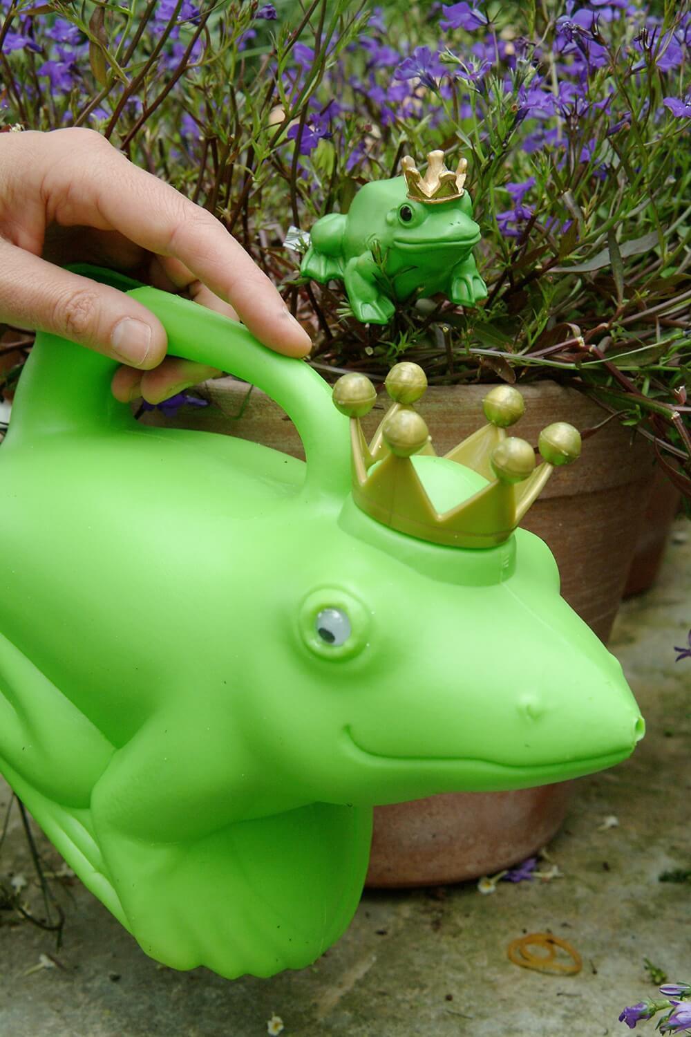 Gießkanne „Froschkönig“ – Grün, 2L, mit Goldkrone, Kunststoff